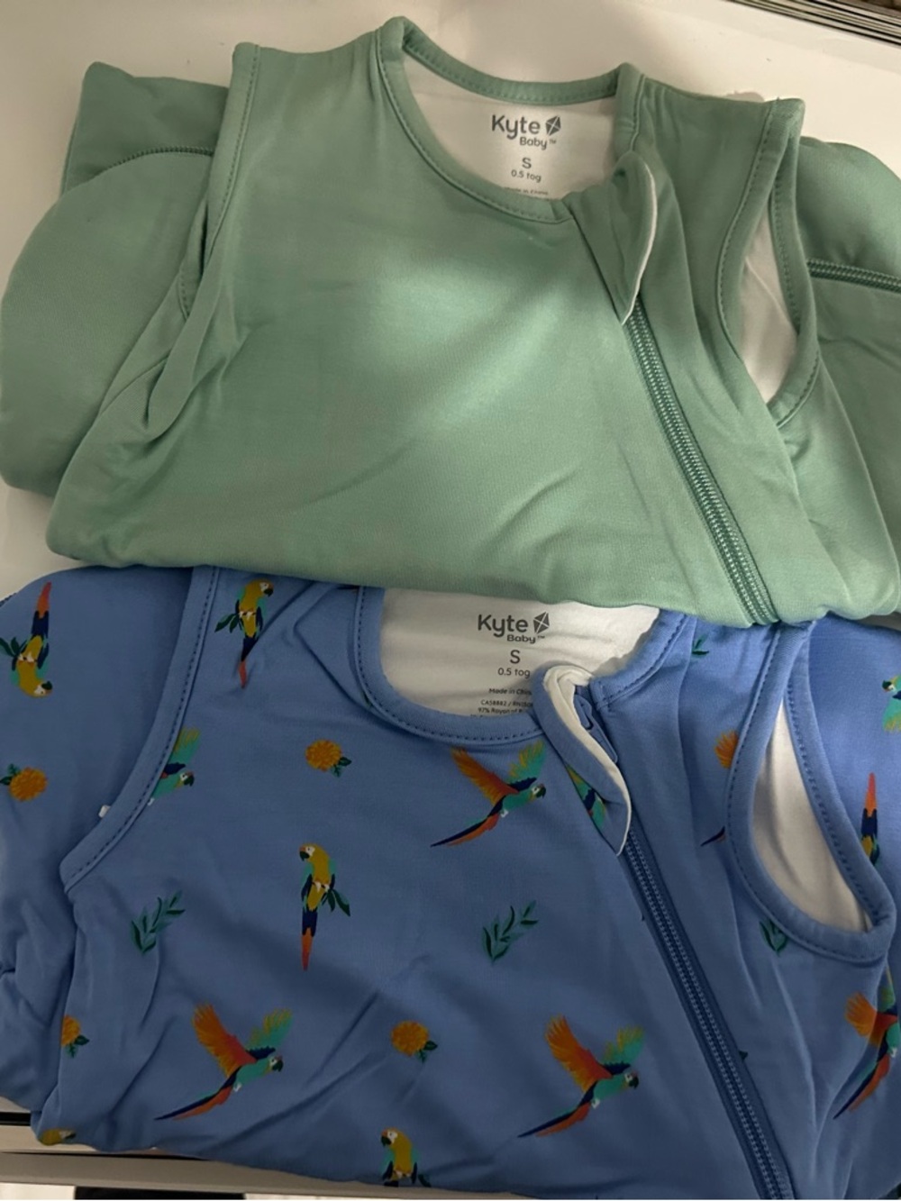 Kyte Baby Sleep Sacks - wasabi & Macaw Print Size small .5tog